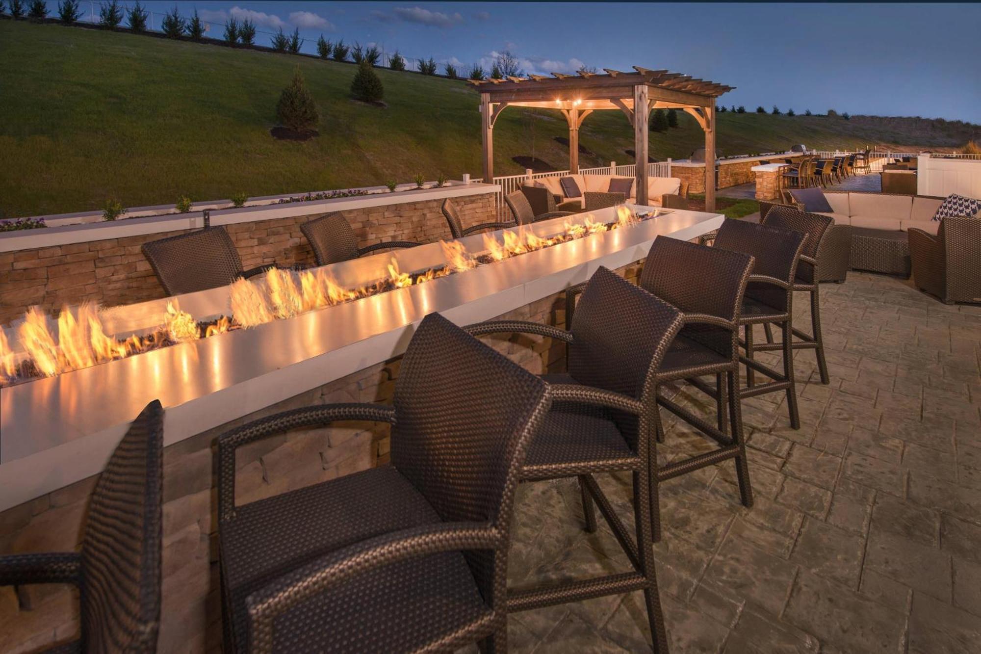 Towneplace Suites By Marriott Алтуна Экстерьер фото