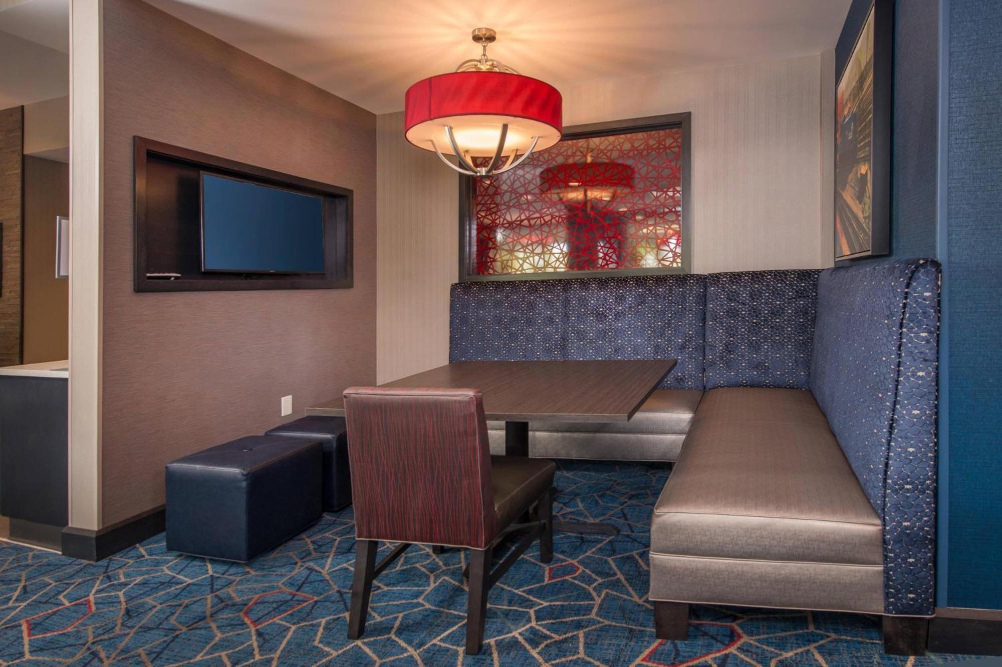 Towneplace Suites By Marriott Алтуна Экстерьер фото