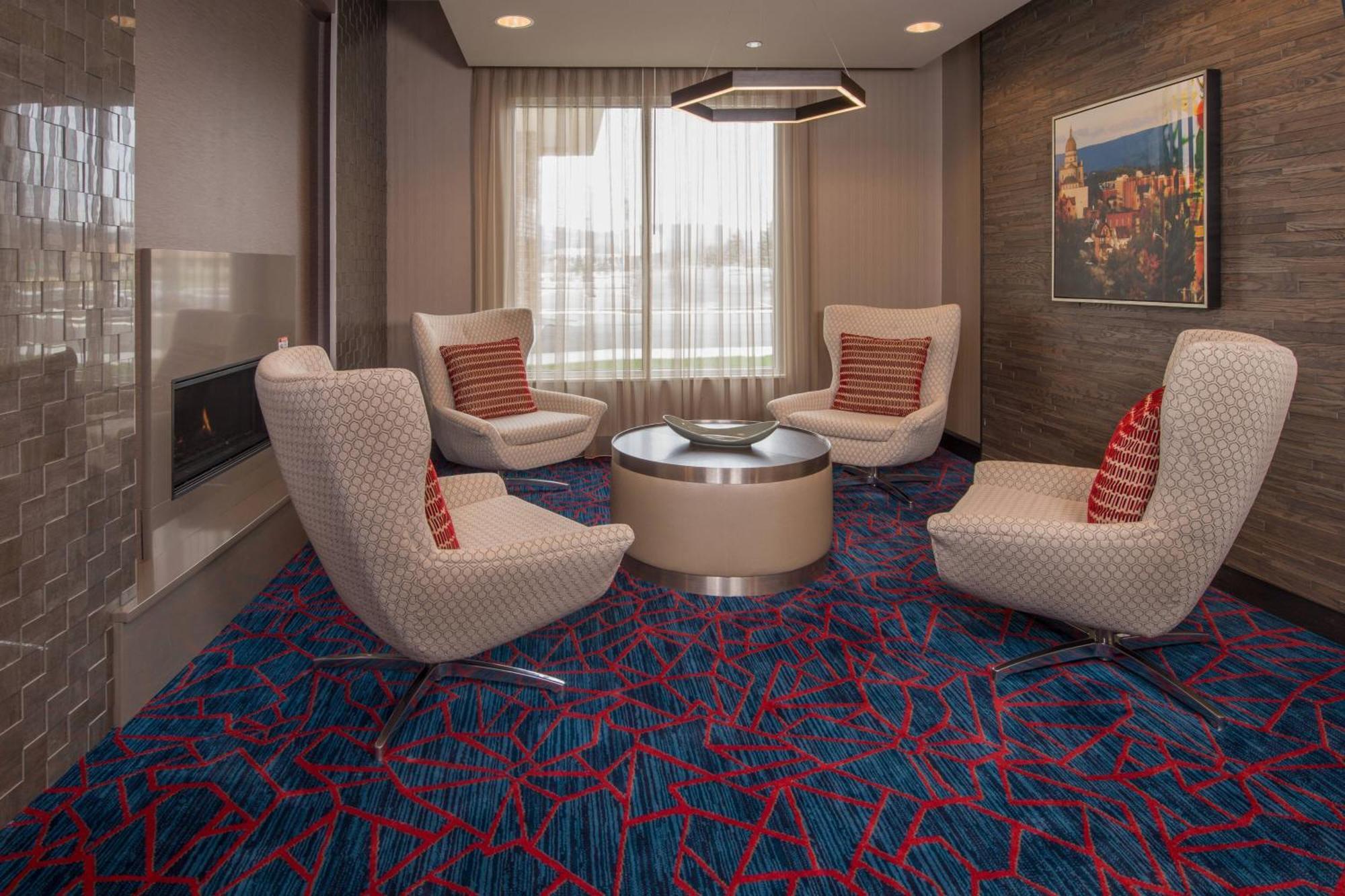 Towneplace Suites By Marriott Алтуна Экстерьер фото